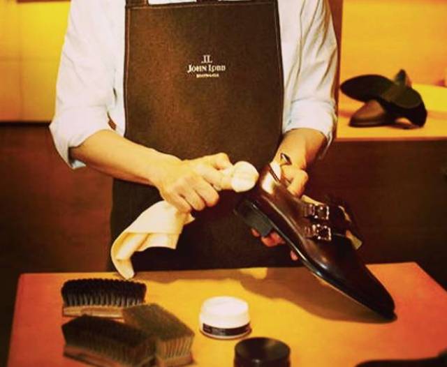 现在 john lobb 在全球各地的大酒店里引入了擦鞋服务.
