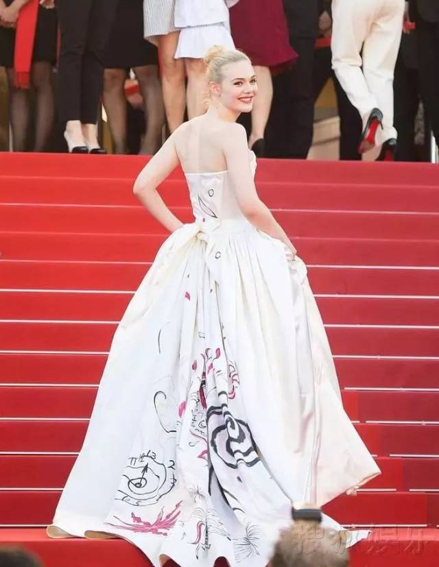 不和刘诗诗同框,你都不知道自己驼背有多丑!脸