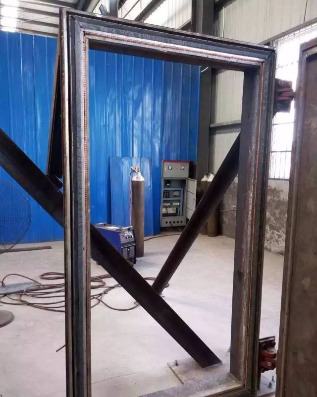 1,门框用角钢在焊接承压板之前,一定要先行除锈,再校平直,最后焊接承