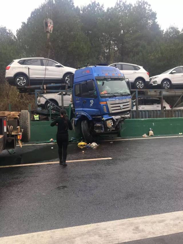 下雨天,鹿寨司機們要注意安全,今天鹿寨這個路段發生車禍