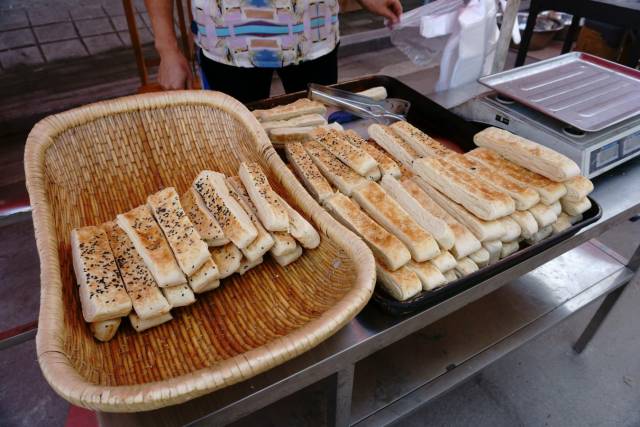 烧饼卷,一种烤制的发面食品.