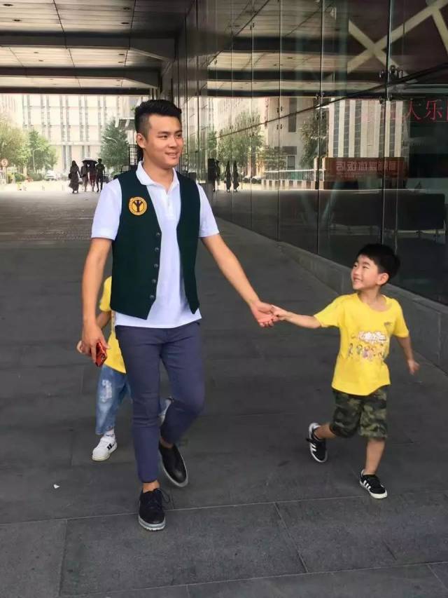 央视少儿节目主持人青蛙王子与西平蓝话筒小学员林彧手拉手