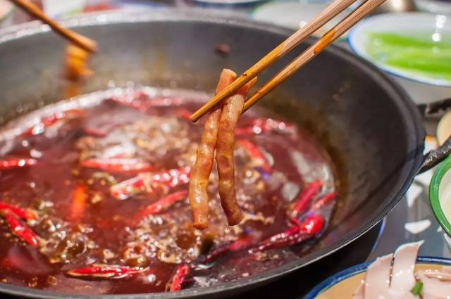 讲真,这是我见过最有种的火锅店!锅底现炒还只加茶!(内含福利)