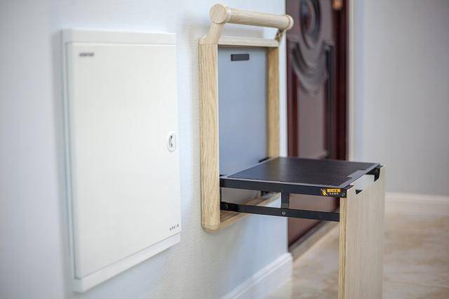 这个沙发有一个很强大的功能就是收缩,平时是一个简单的双人小沙发