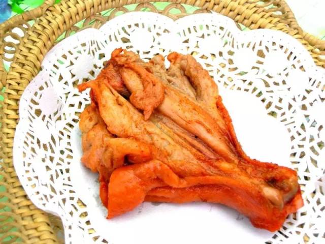 开边的鸡腿变得像鸡扒一样壮硕, 一层皮,一层油,一层肉, 还充满了