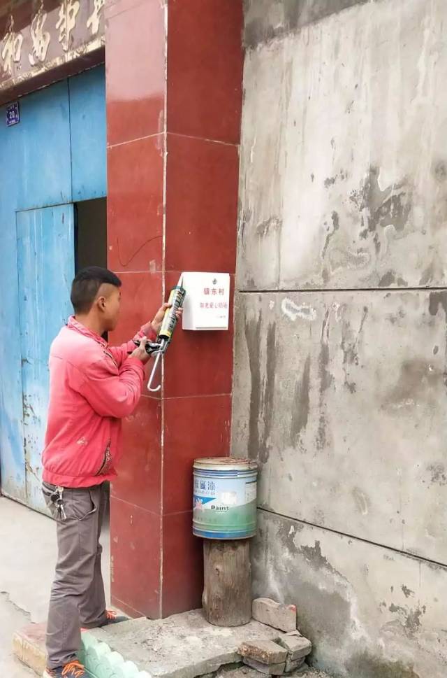 二曲街道镇东村为新增80岁以上老人安装"敬老爱心奶箱"