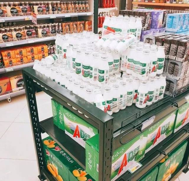 辣条配ad钙奶,干脆面配ad钙奶 啥样的搭配都尝试过 小时候只要一写到