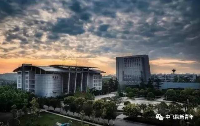 带可亲的微笑,接过我手中的行囊,热情地为我们介绍这学校的一切新事物