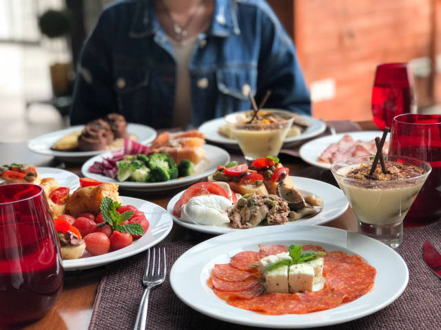 168位奢华酒店意大利半自助晚餐刷遍天价菜两三百的吞拿鱼小牛肉尖