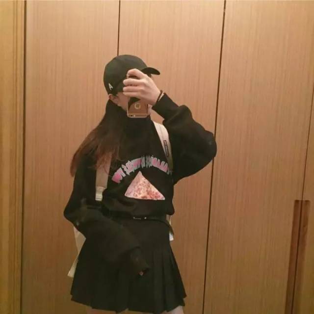 对着镜子自拍的时候不露脸,手机挡着五官,手机镜头还得在下方 短手短
