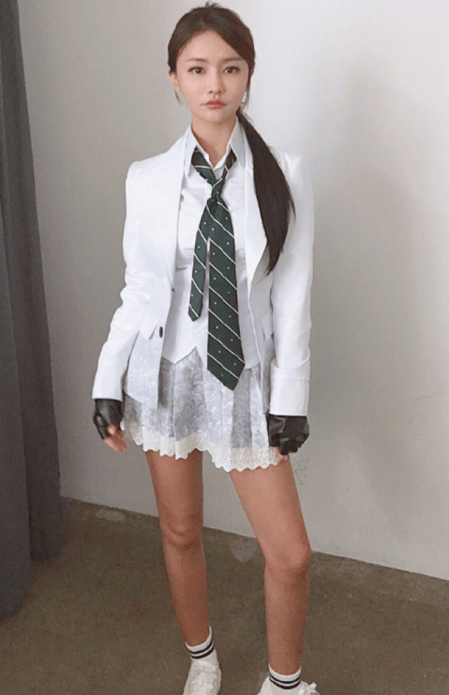 miss难得秀蕾丝小短裙,网友评论跑偏