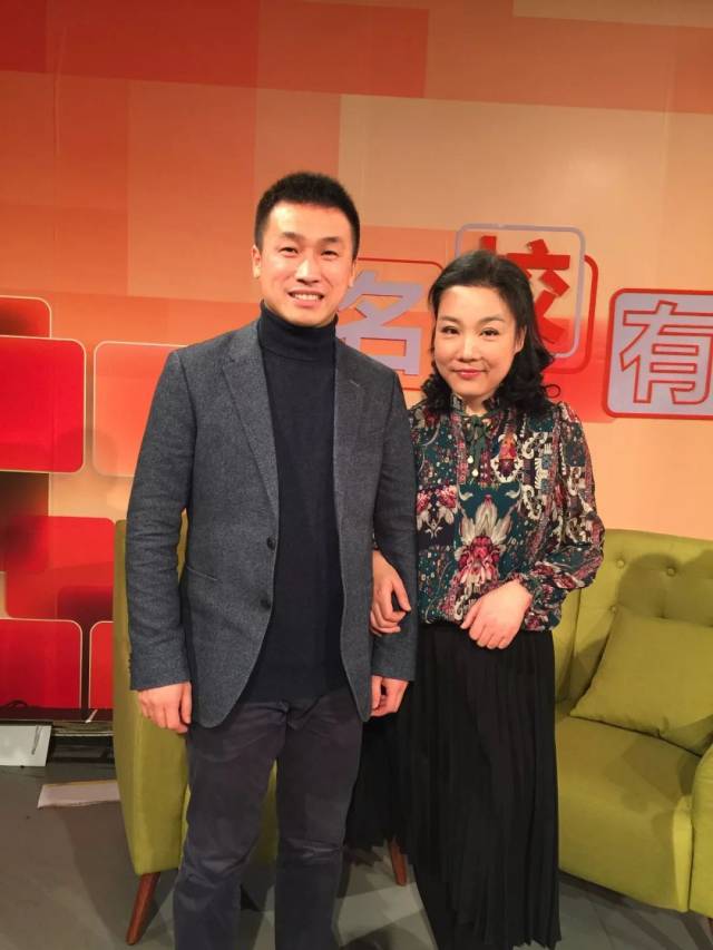 (沙立国校长和主持人华芳)