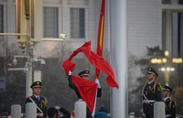 政知道(微信id:upolitics)连续两天赶到天安门广场,亲手记录下作为