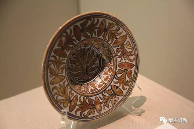 盘,16世纪初,上金属釉的锡釉陶.