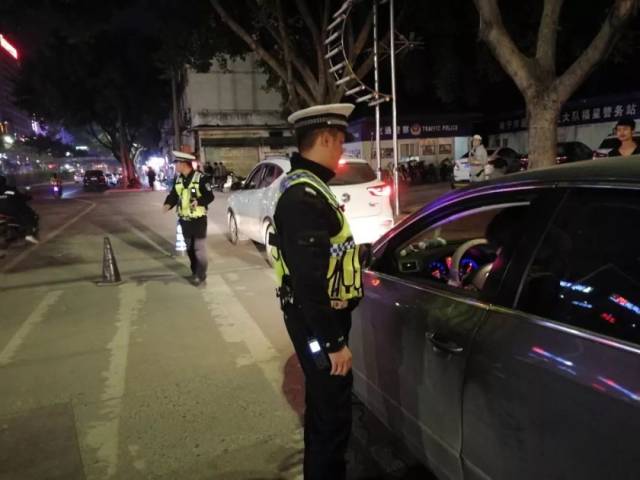 【泰安资讯】别说我没告诉你:南宁交警将在各大路口查车陪你跨年!