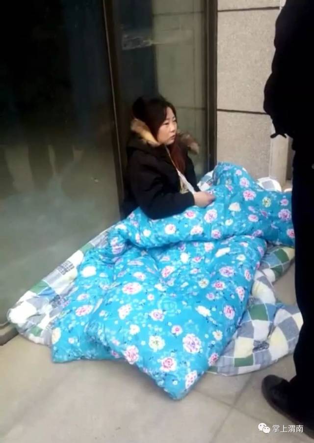 1.1 掌上看渭南 渭南一女子铺着被子睡路边称其被男友骗光钱