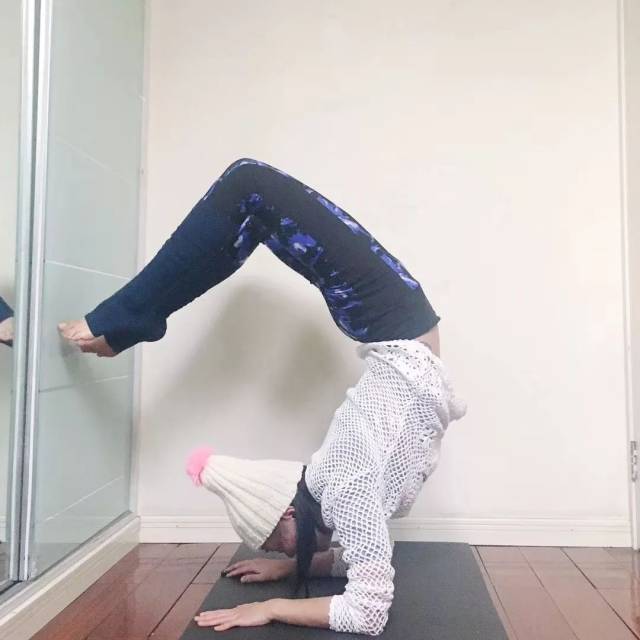 蝎子式1期跨年联欢晚会:55人秀倒立