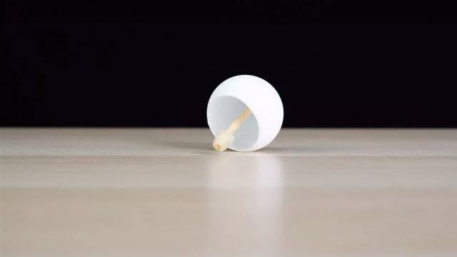 子弹为什么要旋转?看看这个乒乓球就明白了