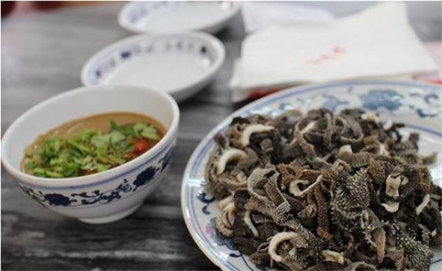 爆肚儿是水爆羊肚的简称.