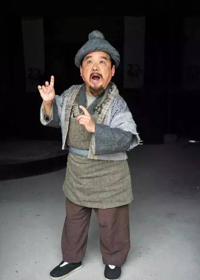 他身高不过1米28,娶四个老婆个个高挑漂亮,爱情事业双丰收