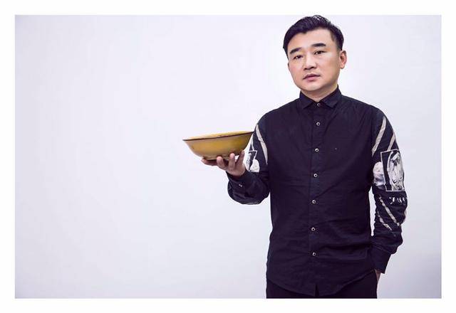 了解到,演唱这首歌曲的正是来自我们河南漯河的歌手,徐国人原名徐会军