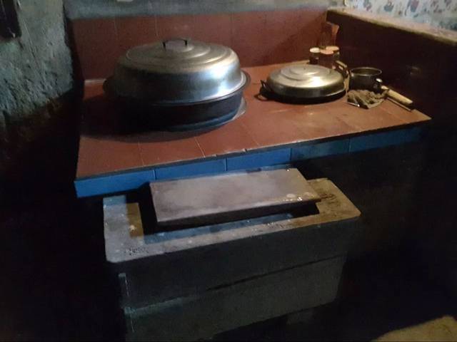 一般灶火都连着炕,小编还记得小时候睡觉,一个翻身掉进了锅台,真是醉