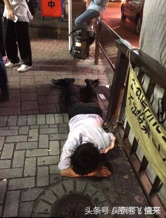 男子醉酒睡街图片