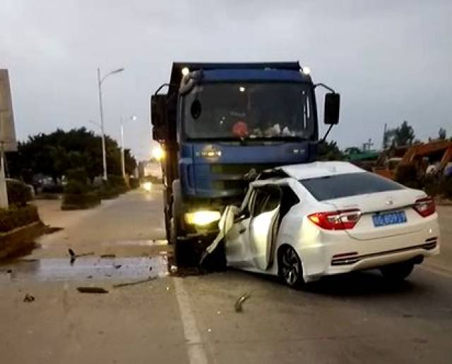 湛江东海岛调军三角路往东南,发生一桩交通事故!