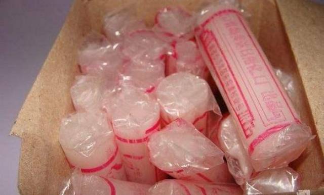 棒棒油 棒棒油可是神器,一毛钱一个,冬天皮肤皲裂,父母就逼着擦这个