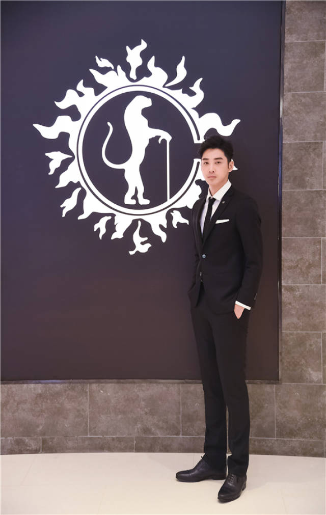 庞瀚辰西装造型帅气撩人 潮流绅士范尽显时尚态度