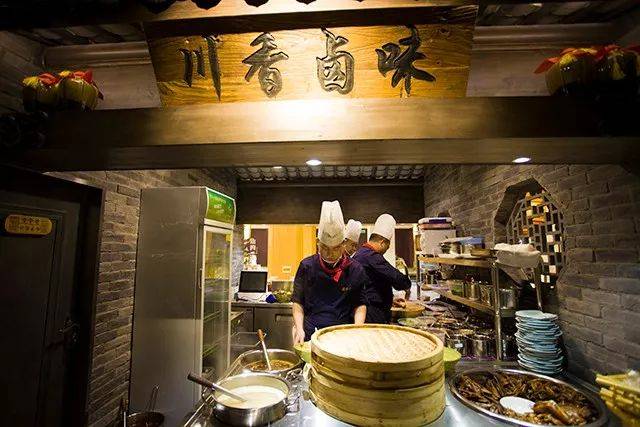 周末君还发现,在店里竟然还藏着一个卤菜的厨房!