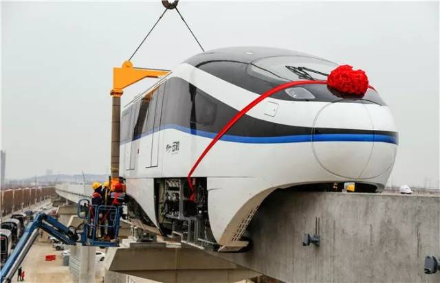 济宁云轨首列车今天上线!月底就能坐上了.