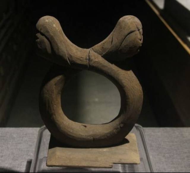 " 我们是双人首蛇身俑,寻阳公主墓中出土的陪葬器物,自打我们出土