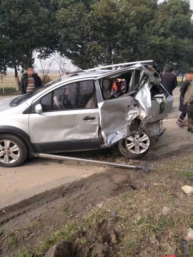 金壇直溪路段發生一起交通事故,兩輛車受損嚴重