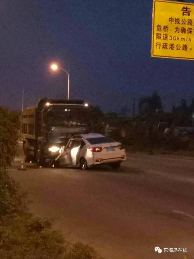 三角路小車和大貨車相撞(視頻) 東山景程酒店門口摩托車和小車相撞