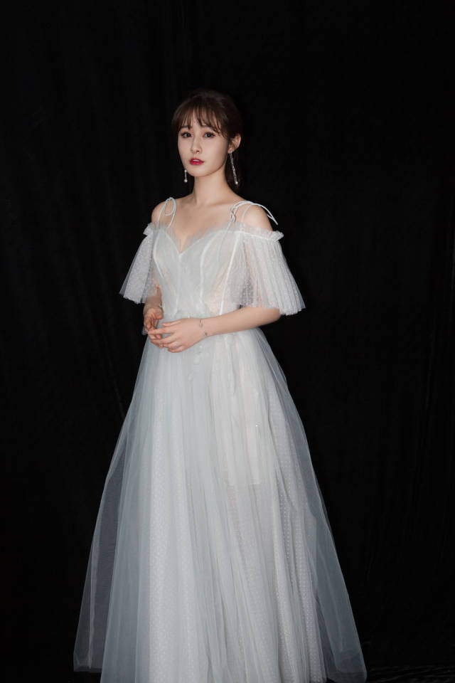 梁田白纱长裙美如仙 俏皮灵动持麦亮相跨年晚会_手机搜狐网