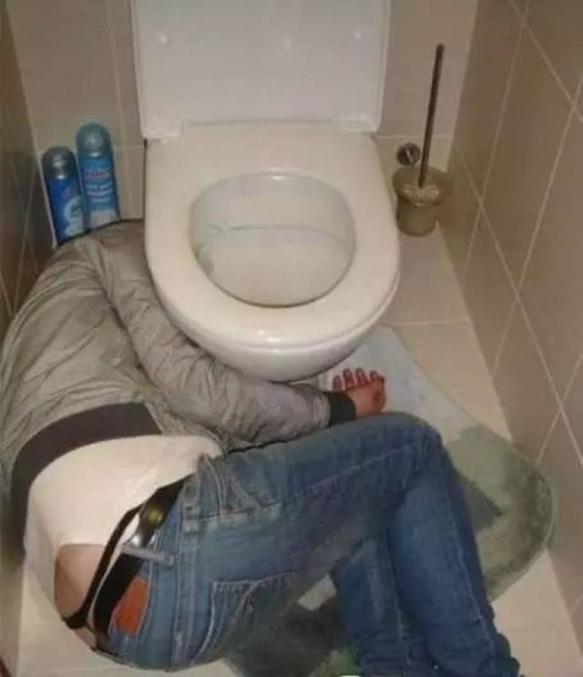 首先你要学会喝酒,然后把自己灌醉