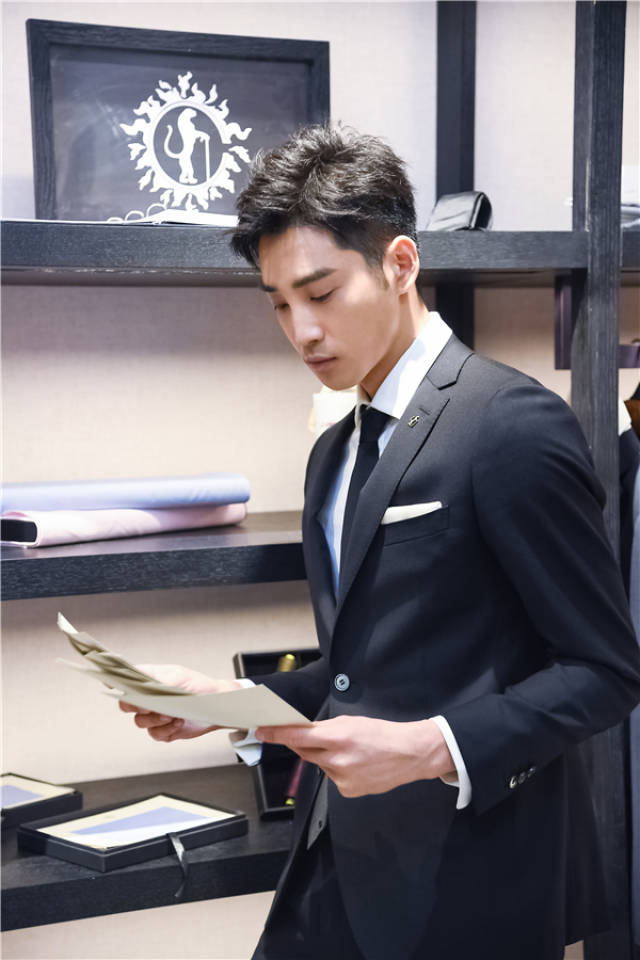 庞瀚辰西装造型帅气撩人 潮流绅士范尽显时尚态度