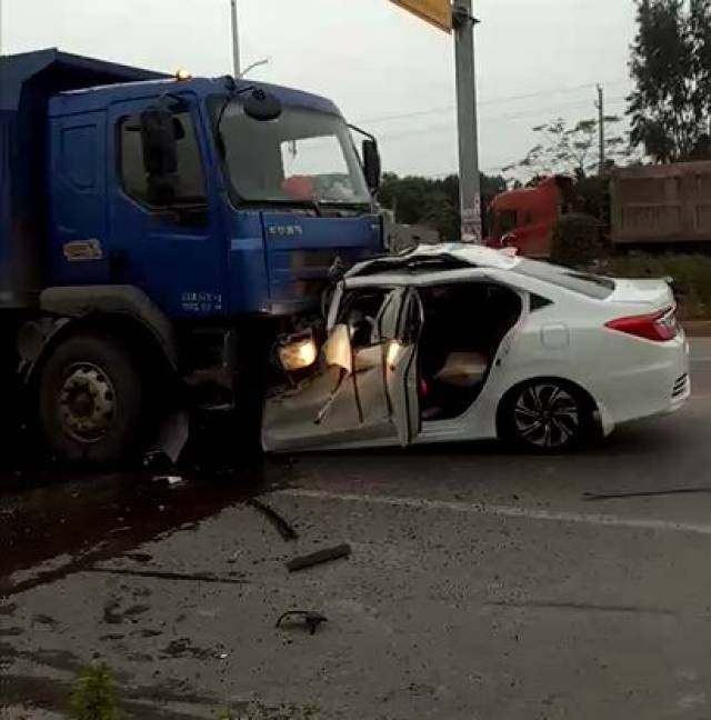 湛江东海岛调军三角路往东南,发生一桩交通事故!