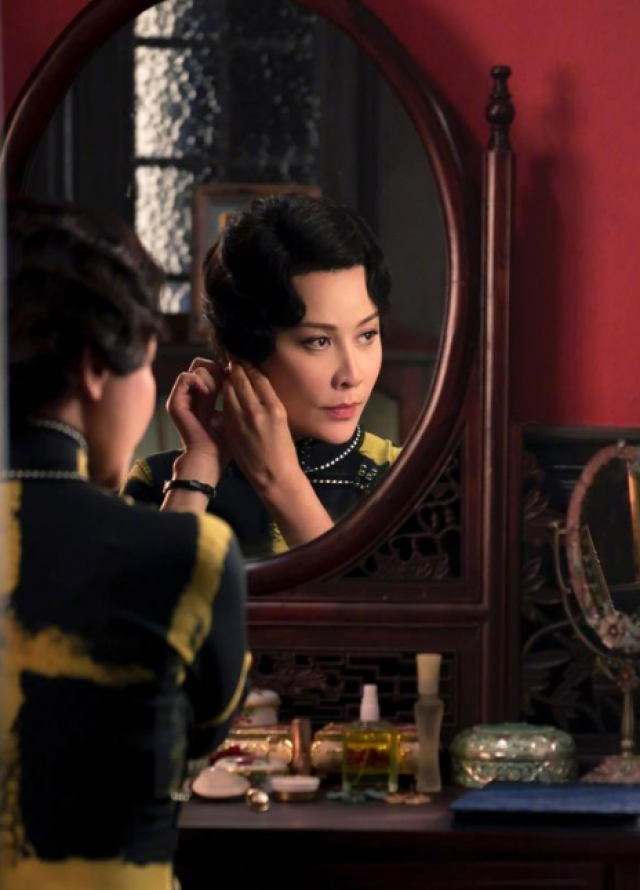 1月3日晚,刘嘉玲在微博晒出2张电视剧《半生缘》剧照,并配文:结婚