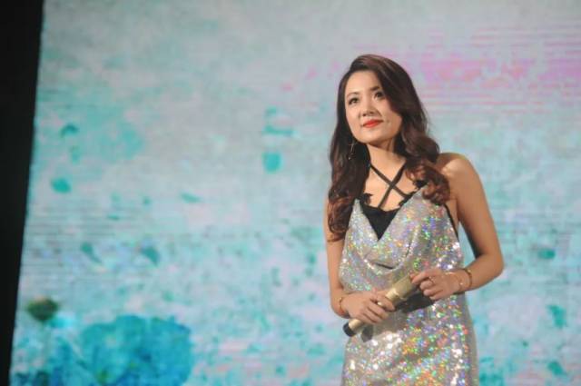 柳佳佳《笑春风》 新加坡籍歌手汤媛媛专程从外地赶到汕头,为大家