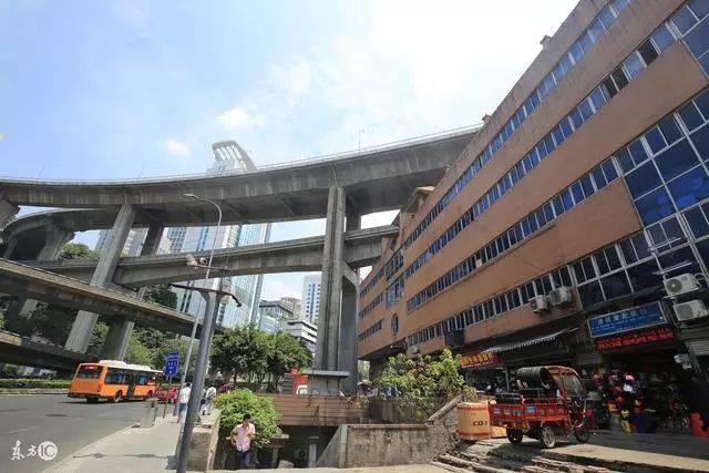 按照重庆城市发展规划,渝中区即将斥巨资在菜园坝打造滨江新城