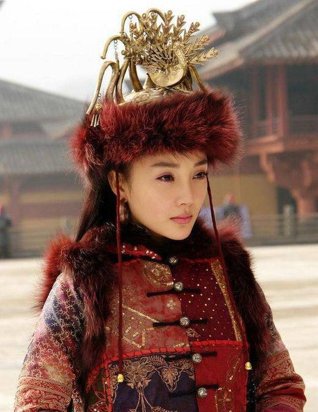 边塞公主的扮相也让她看起来贵气十足.