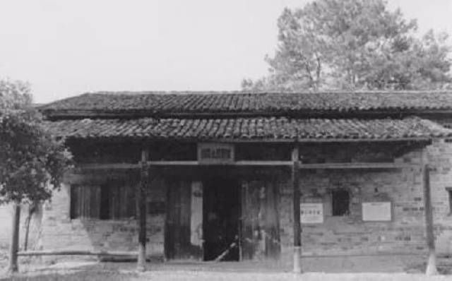 柏露会议旧址横店位于井冈山市柏露乡柏露村头处,因横亘于村道东侧,故