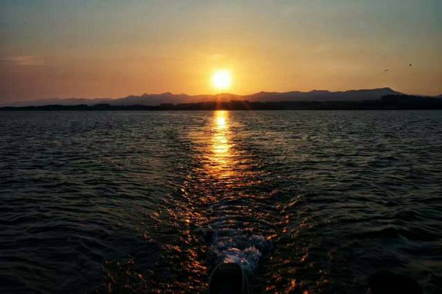 庐山西海的日出,会一点一点的把光全部的洒在水面上,那是新的一年,是