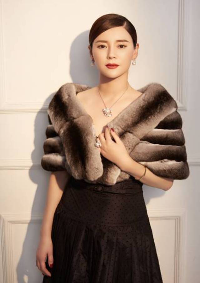 时尚国际范儿女神方琳萍:柏迪皮草2018新品重磅来袭