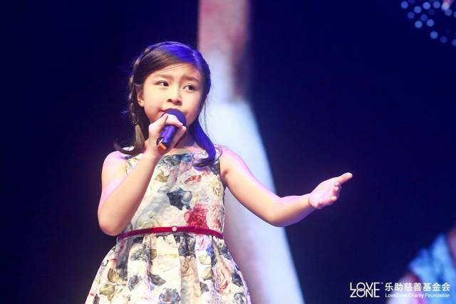 黄晓明拍视频支持谭芷昀 苏州慈善献唱吁救助灾童