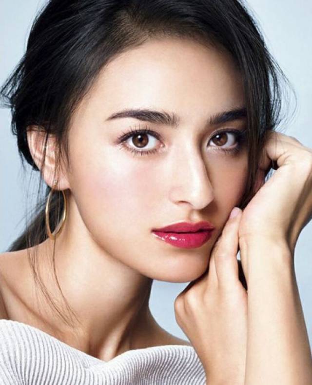 2001年15岁的长谷川润从夏威夷来到日本发展, 以模特的身份出现在各