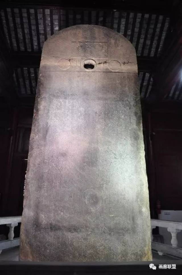 在云南陆良彩色沙林西面约二三公里的薛官堡斗阁寺大殿内,耸立着一块