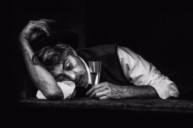 为什么说男人如酒?看完你就明白了